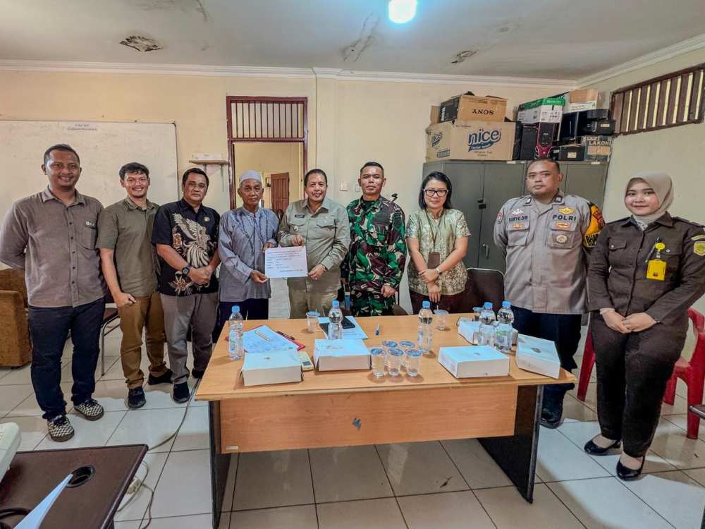 PLN UPP KLT 1, perwakilan Kejaksaan Negeri Kutai Kartanegara, Pemerintah Kecamatan Samboja Barat, aparat kewilayahan, BINDA Kaltim, Kelurahan Karya Merdeka, dan pemilik lahan setelah tercapainya kesepakatan dalam Sosialisasi Penyampaian Nilai Tanah Tapak Tower TM.1 SUTT 150 kV Incomer 2 Phi GI Samboja di Kantor Kelurahan Karya Merdeka, Samboja Barat, Kamis (21/5).