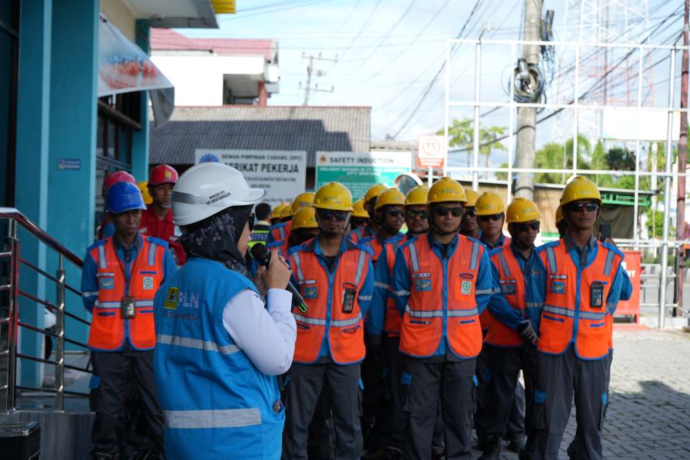 Petugas PLN di Posko Siaga Iduladha 1447 Hijriah