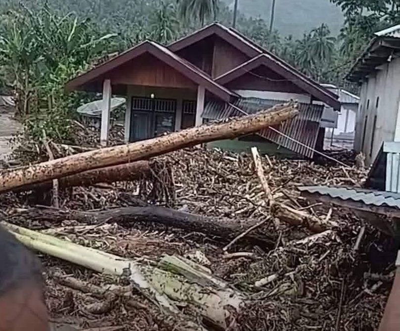 Banjir bandang menghantam tiga desa di Kecamatan Bolaang, Kabupaten Bolaang Mongondow.