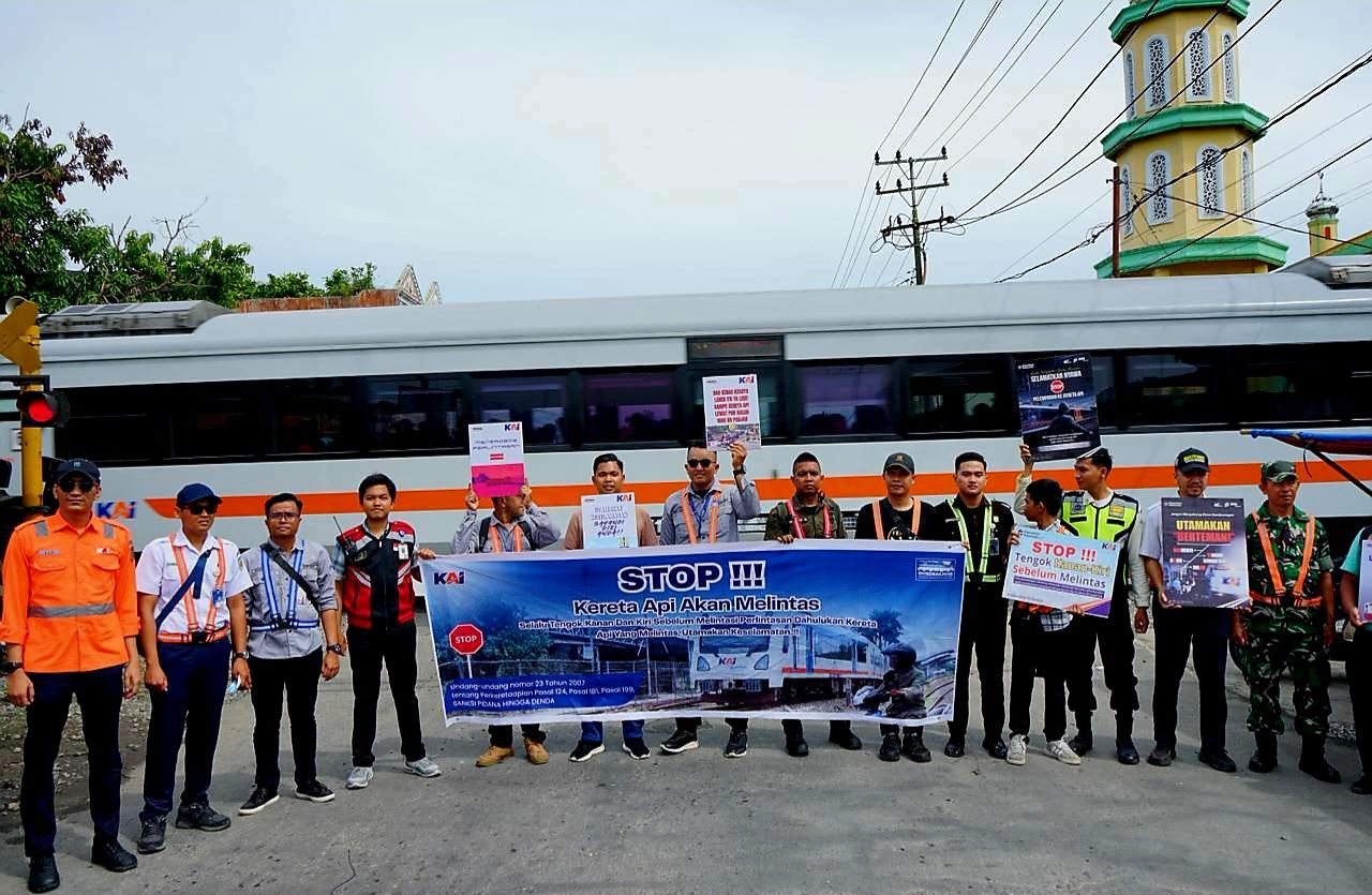 KAI Bandara melakukan sosialisasi keselamatan di petak jalan Stasiun Medan-Stasiun Binjai