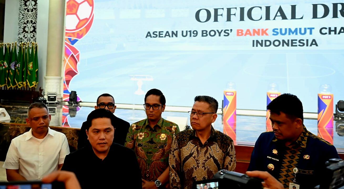 Direktur Utama Bank Sumut Heru Mardiansyah bersama Ketua Umum PSSI, Erick Thohir dan Gubernur Sumut Bobby Nasution saat drawing grup Piala AFF U19 di Aula Raja Inal Siregar