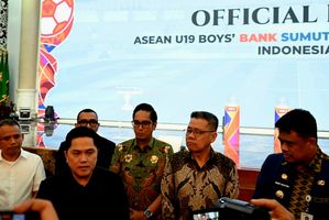 Direktur Utama Bank Sumut Heru Mardiansyah bersama Ketua Umum PSSI, Erick Thohir dan Gubernur Sumut Bobby Nasution saat drawing grup Piala AFF U19 di Aula Raja Inal Siregar