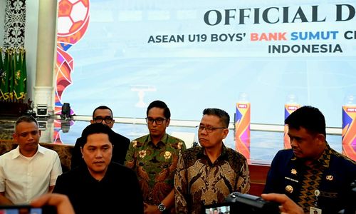Direktur Utama Bank Sumut Heru Mardiansyah bersama Ketua Umum PSSI, Erick Thohir dan Gubernur Sumut Bobby Nasution saat drawing grup Piala AFF U19 di Aula Raja Inal Siregar