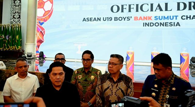 Direktur Utama Bank Sumut Heru Mardiansyah bersama Ketua Umum PSSI, Erick Thohir dan Gubernur Sumut Bobby Nasution saat drawing grup Piala AFF U19 di Aula Raja Inal Siregar
