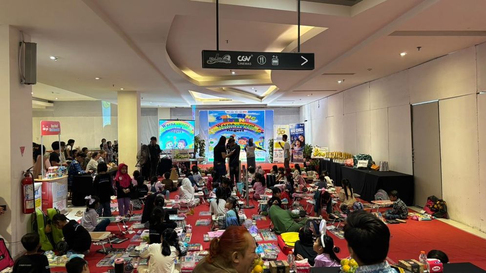 Puluhan anak sedang mengikuti lomba mewarnai yang diselenggarakan Mahasiswa Semester 6 Prodi Komunikasi Penyiaran Islam UIN Palembang