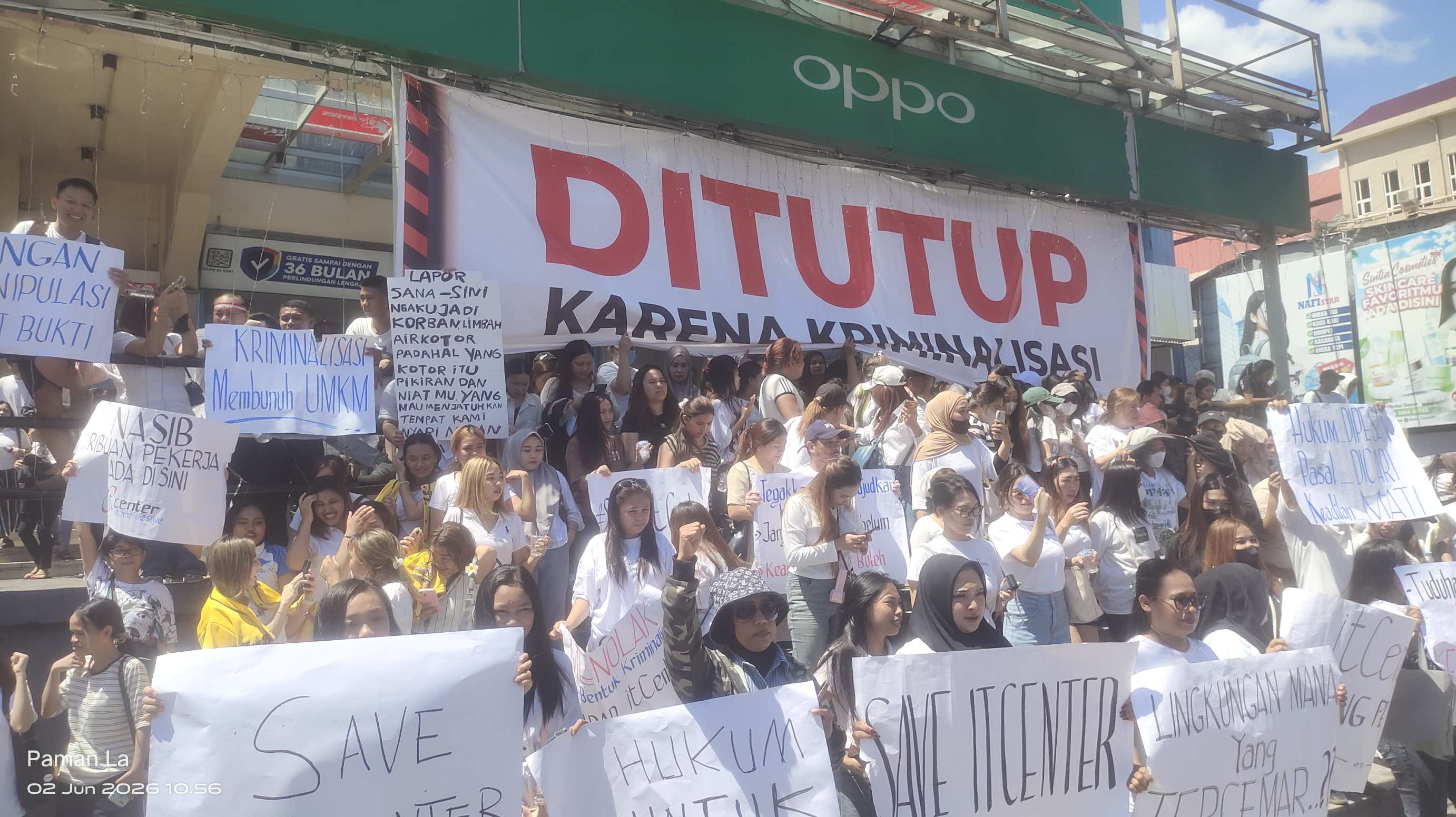 Karyawan dan pemilik tenant IT Center Manado menggelar aksi damai.