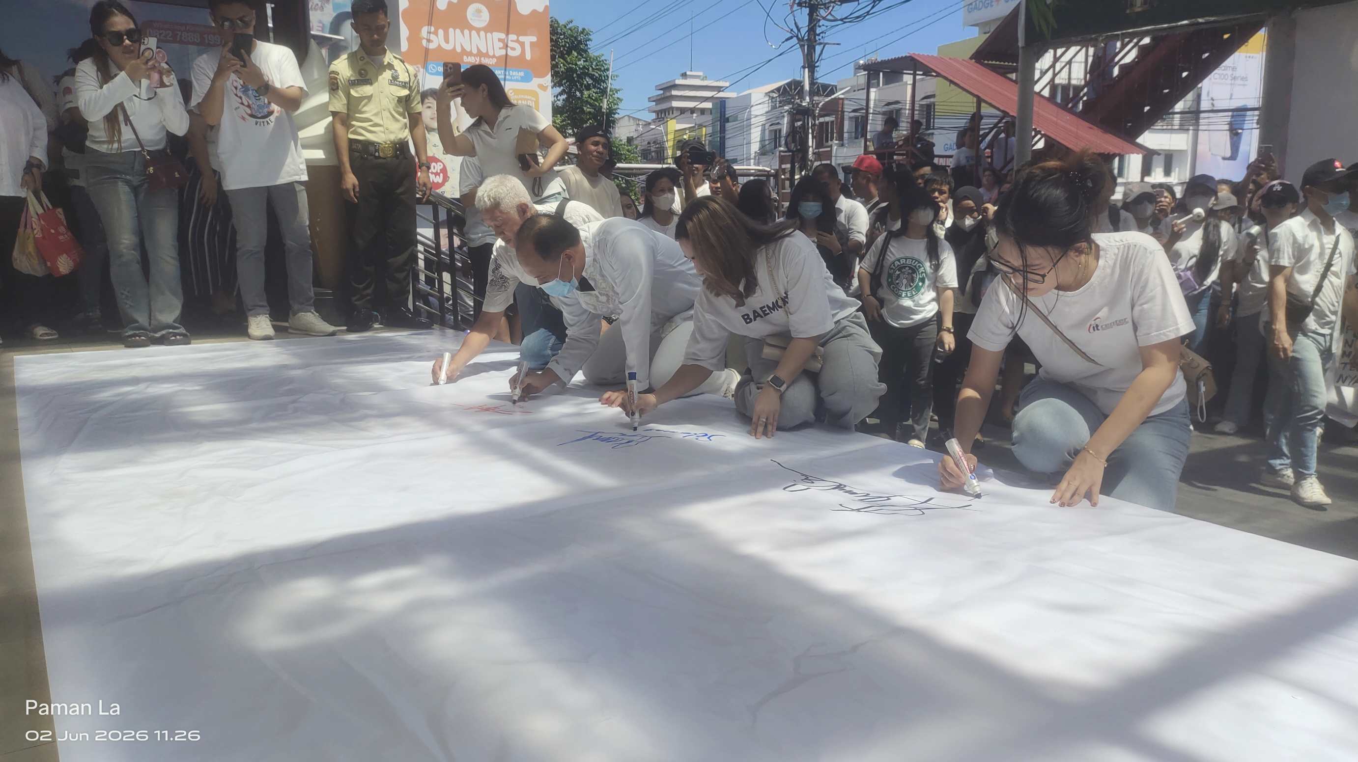 Owner, karyawan, pemilik tenant menandatangani petisi penolakan kriminalisasi IT Center Manado.