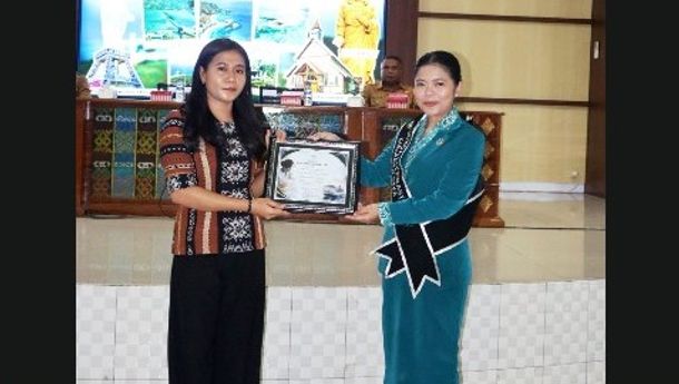 Bidan Muda Penolong Persalinan di Kapal Raih Penghargaan Sikka
