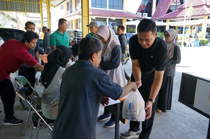 Pembagian Daging Kurban di UMBY tak Gunakan Wadah Plastik