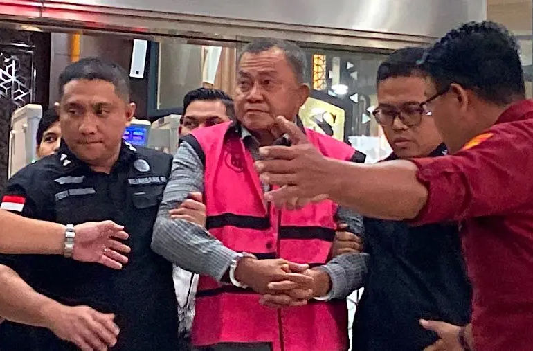 Lodewyk Pusung ditahan Kejaksaan Agung. 