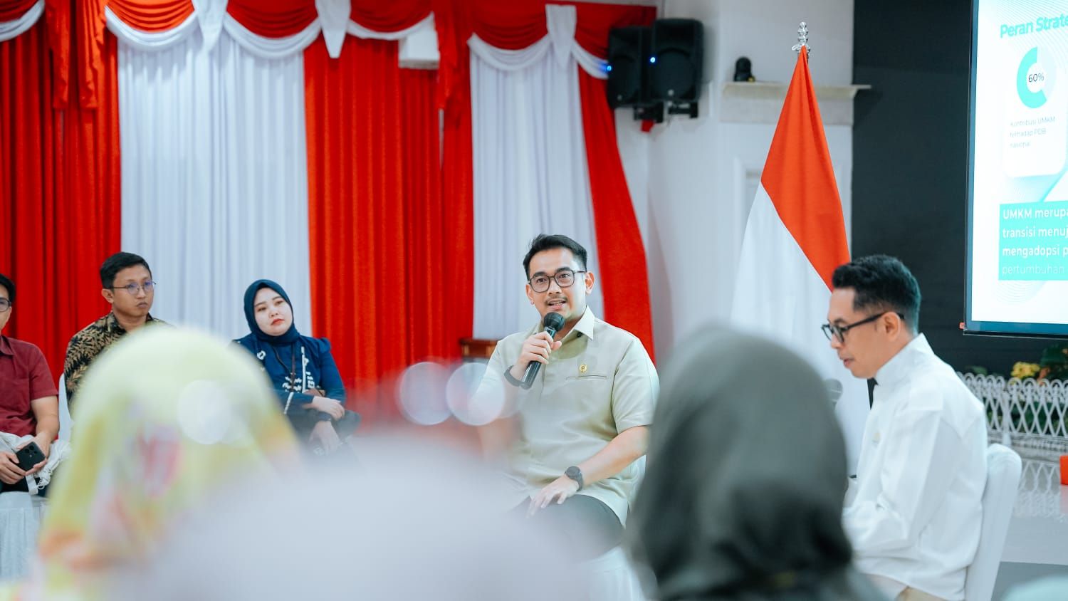 Staf Khusus Presiden Bidang UMKM dan Teknologi Digital, Tiar Nabilla Karbala berdialog dengan pelaku UMKM Balikpapan. 