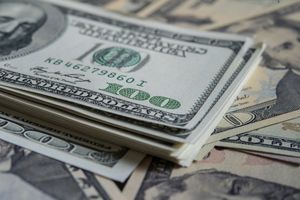 Pilih Investasi Dolar atau Emas, Mana yang Lebih Cuan?