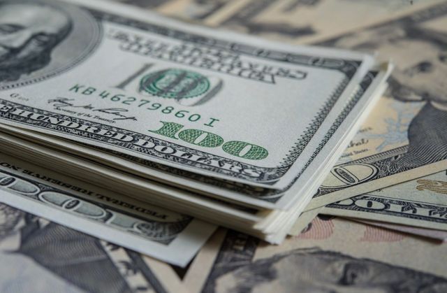 Pilih Investasi Dolar atau Emas, Mana yang Lebih Cuan?