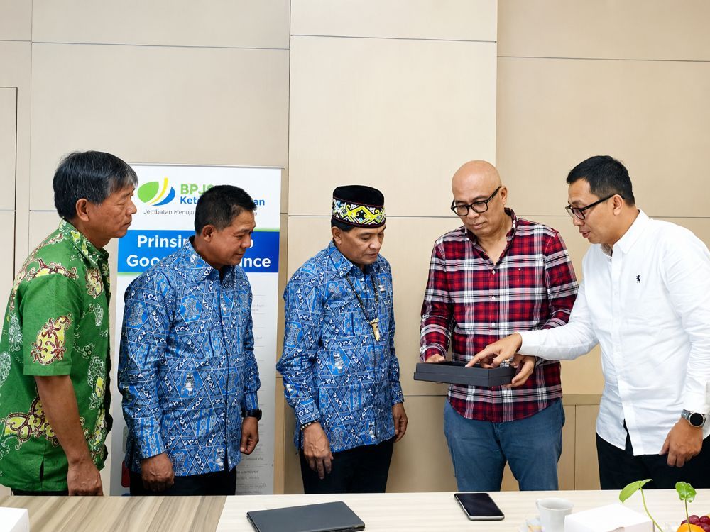 Kepala Kantor Wilayah BPJS Ketenagakerjaan Kalimantan, Ady Hendratta bersama Anggota Dewas, Sumarjono Saragih, Ketua DPP Apindo Kaltim Abriantinus dan pengurus.
