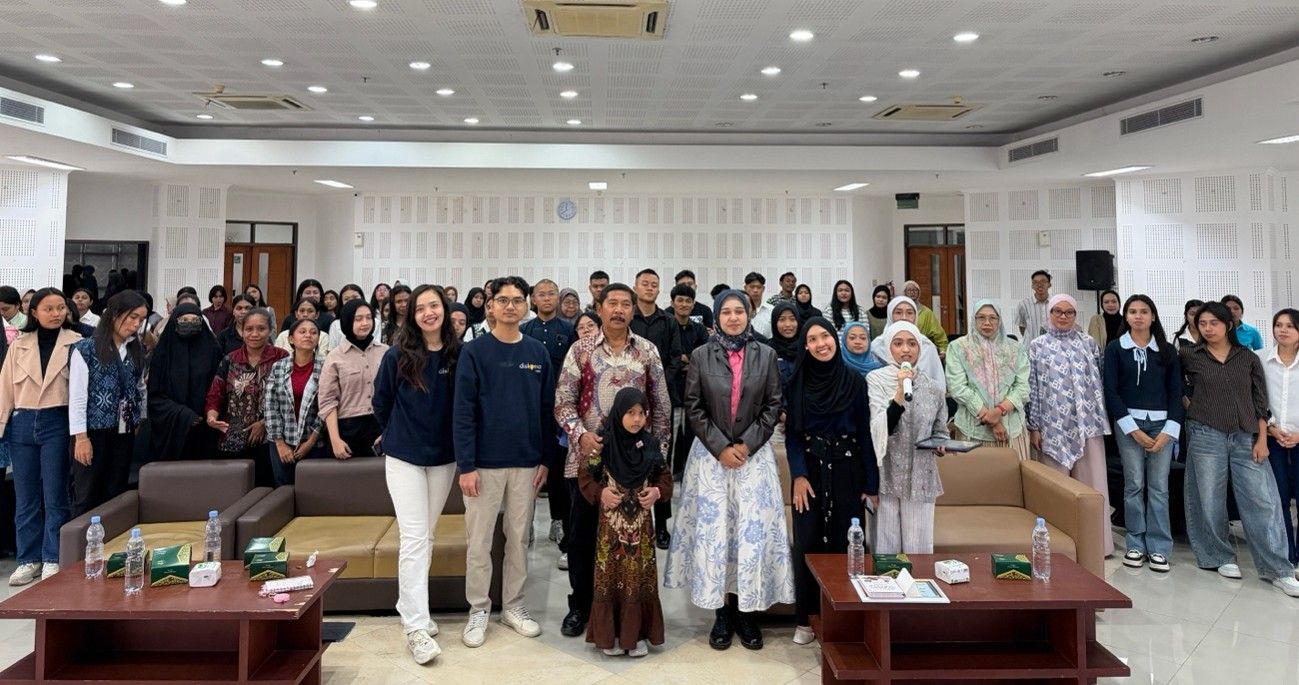  Sesi Foto bersama dengan narasumber Prof. Dr. Ana Nadhya Abrar, M.E.S., dan dr. Rianti
Maharani, M.Si., dalam Diskoma edisi ke-30 yang digelar secara offline di Auditorium Lt.4 FISIPOL
UGM