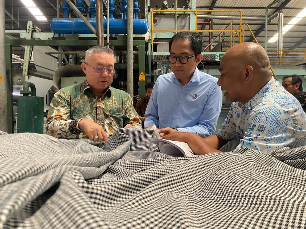 Wakil Menteri Perindustrian (Wamenperin) Faisol Riza mengunjungi PT Gajah Angkasa Perkasa di Bandung, Jawa Barat, Kamis (11/6/2026).