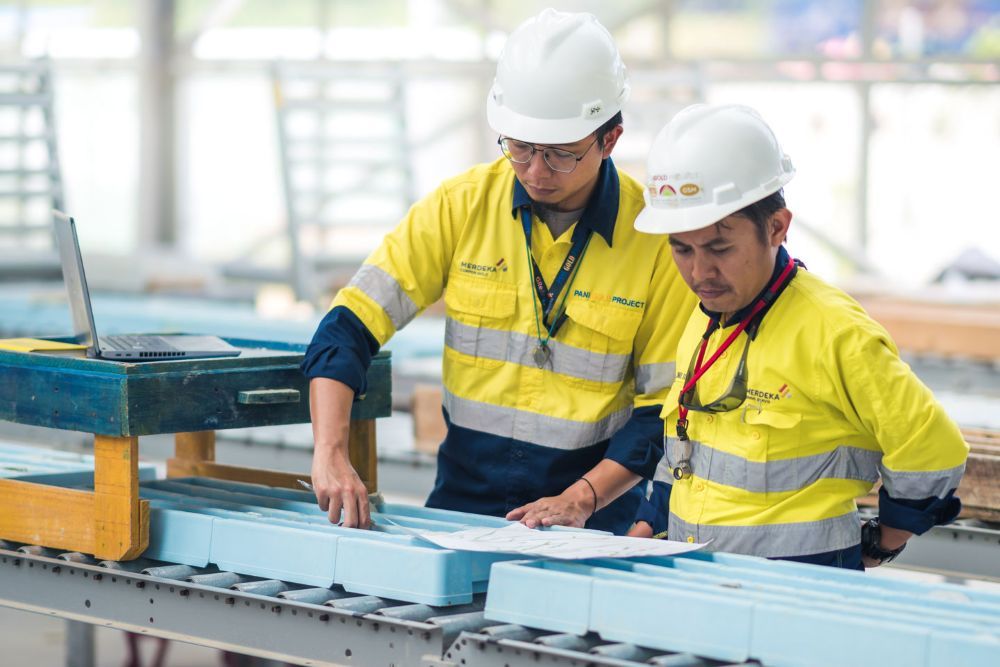 Karyawan PT Merdeka Gold Resources Tbk di fasilitas pengolahan perusahaan. 
