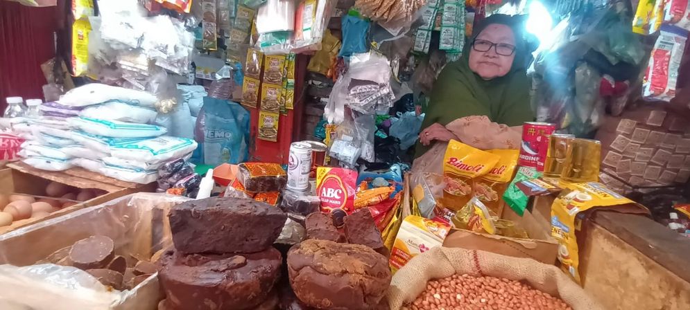 Seorang pedagang bercerita kini harga berbagai kebutuhan pangan naik