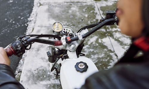 7 Kebiasaan Bikin Sepeda Motor Boros Bensin, Stop Sekarang!
