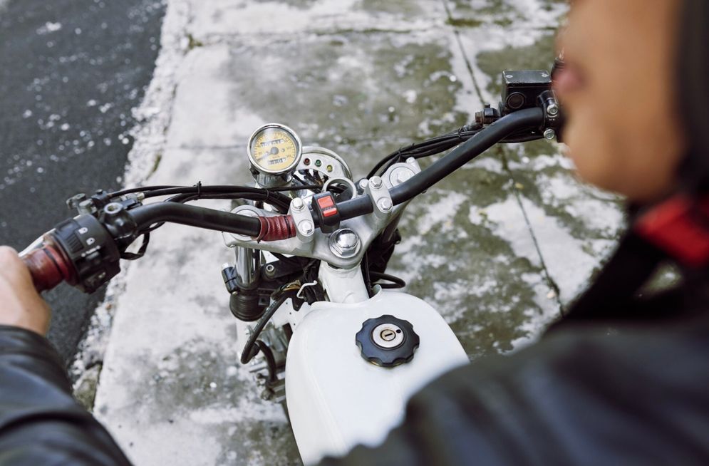5 Kebiasaan Bikin Sepeda Motor Boros Bensin, Stop Sekarang!