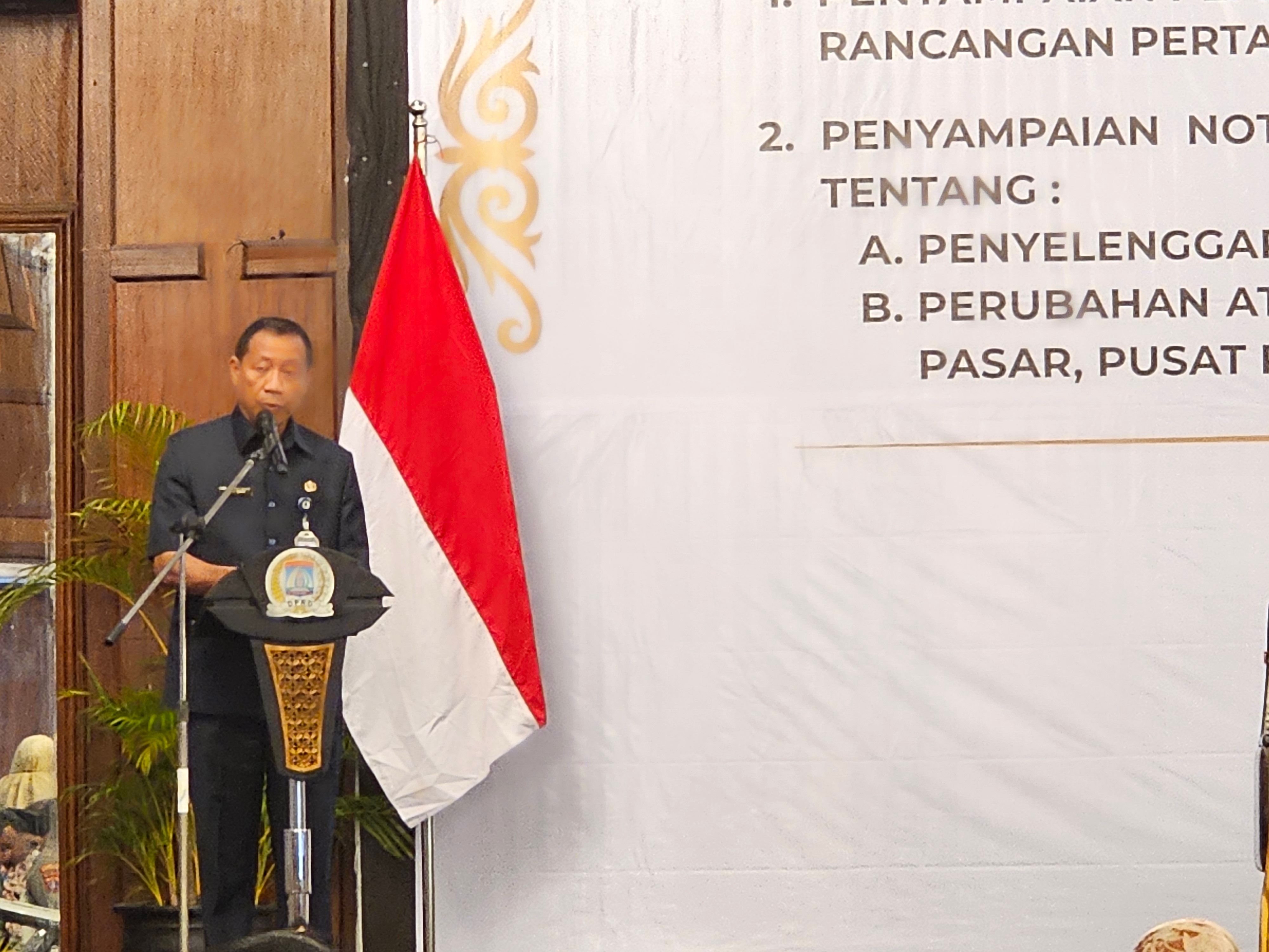 Penjabat Sekretaris Daerah Kota Balikpapan Agus Budi Prasetyo mewakili Wali Kota Balikpapan Rahmad Mas'ud dalam Rapat Paripurna DPRD Kota Balikpapan ke-6 Masa Sidang III Tahun 2025/2026, di Hotel Grand Senyiur Balikpapan pada Senin (15/6/2026).