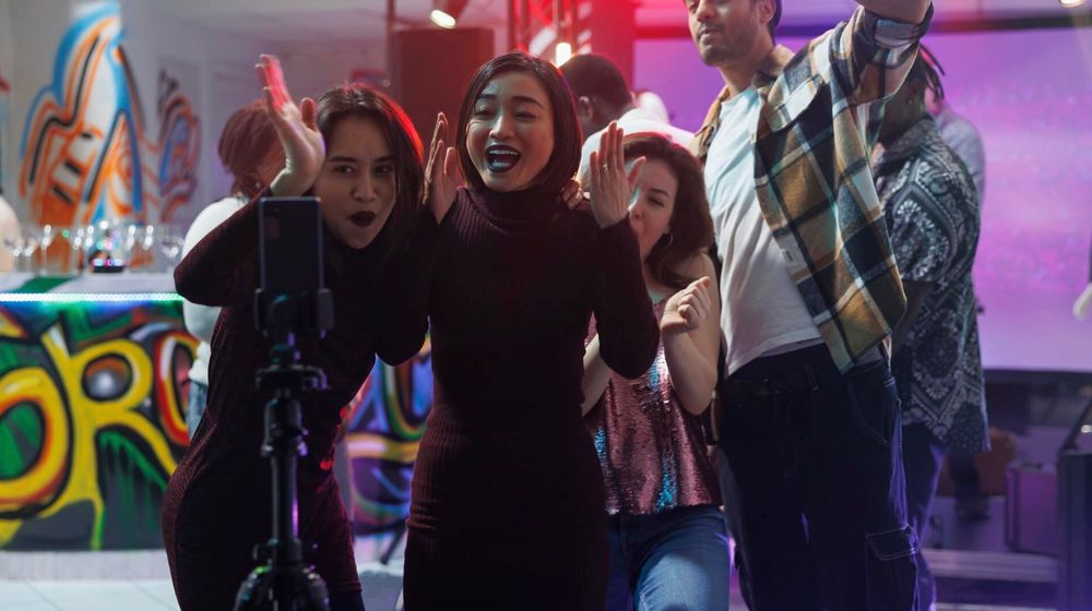 Rekomendasi Ide Bisnis atau Side Hustle untuk Kamu yang Hobi Nonton Konser: Menjadi Event Crew atau Freelance di Acara Musik