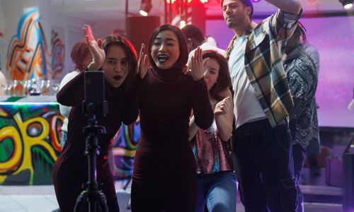 Rekomendasi Ide Bisnis atau Side Hustle untuk Kamu yang Hobi Nonton Konser: Menjadi Event Crew atau Freelance di Acara Musik