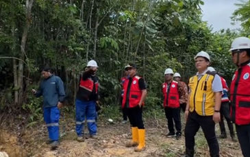 Wali Kota Balikpapan Rahmad Mas’ud saat meninjau titik revitalisasi pipa induk bersama jajaran direksi PTMB pada Kamis, 18 Juni 2026