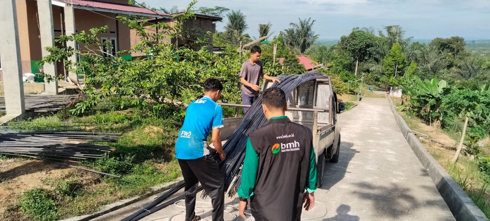 Bantuan material untuk pembangunan masjid dari BMH. 