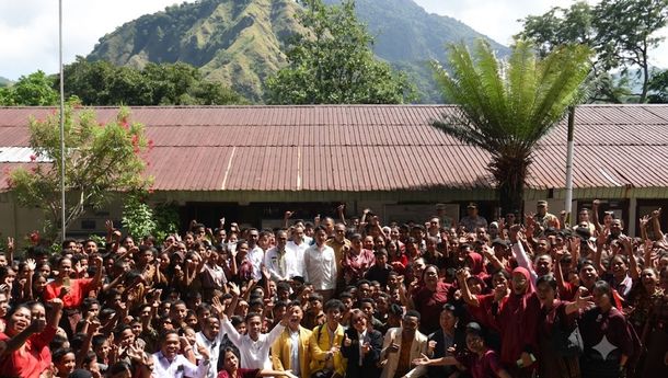 Wapres Gibran Tinjau Program Makan Bergizi Gratis di SMPN 1 Ndona Ende