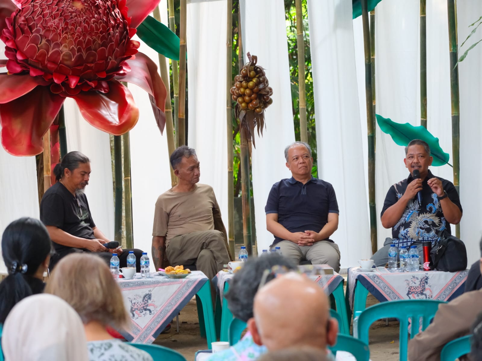 Suasana sesi diskusi seni  "Rimpang Rasa" dengan pembicara Daniel Ginting, Ugo Untoro dan Rizki A. Zaelani yang dipandu Jumaldi Alfi di Kiniko Gallery Yogyakarta, Minggu (20/6). 