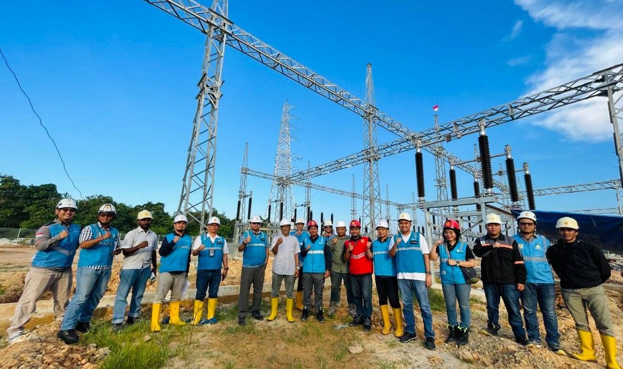 General Manager PLN UIP KLT, Dewanto  beserta jajaran berfoto bersama usai tinjau proyek pembangunan Gardu Induk (GI) 150 kV Bontang Lestari.