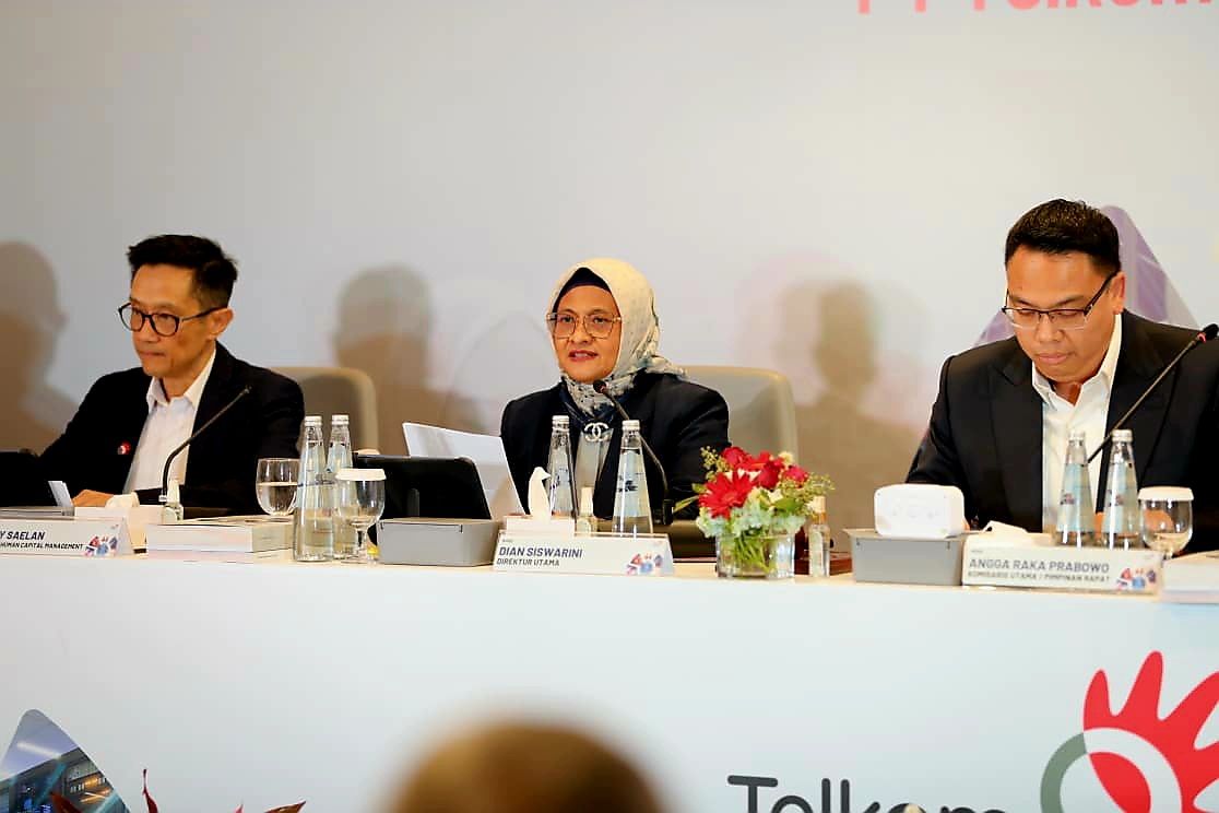 Komisaris Utama Telkom Angga Raka Prabowo (paling kanan), Direktur Utama Telkom Dian Siswarini (tengah), Direktur Human Capital Management Telkom Willy Saelan dalam agenda RUPS Tahunan tahun buku 2025