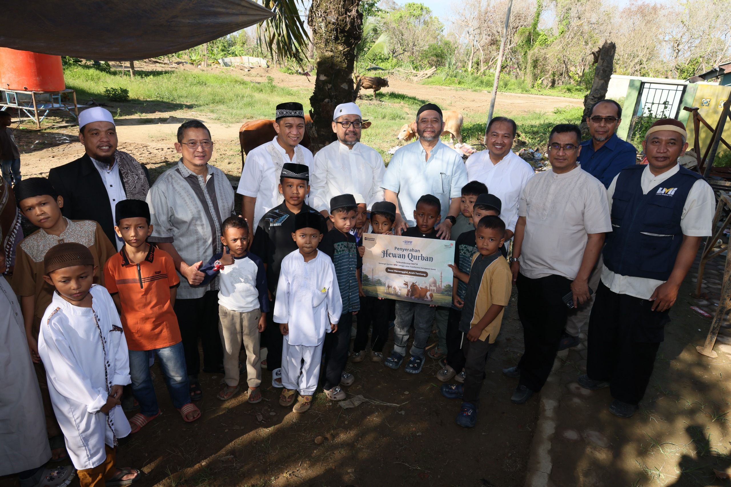 Direktur Strategic Business Development and Portfolio Telkom Seno Soemadji didampingi jajaran manajemen Telkomgroup menyerahkan hewan kurban kepada masyarakat dalam rangka Hari Raya Iduladha di Desa Menanggini, Aceh Tamiang