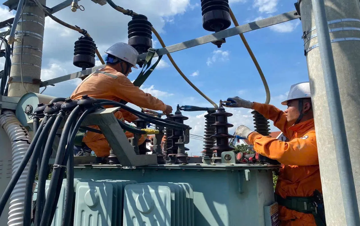 Pekerja di Vietnam sedang membenahi pembangkit listrik. 
