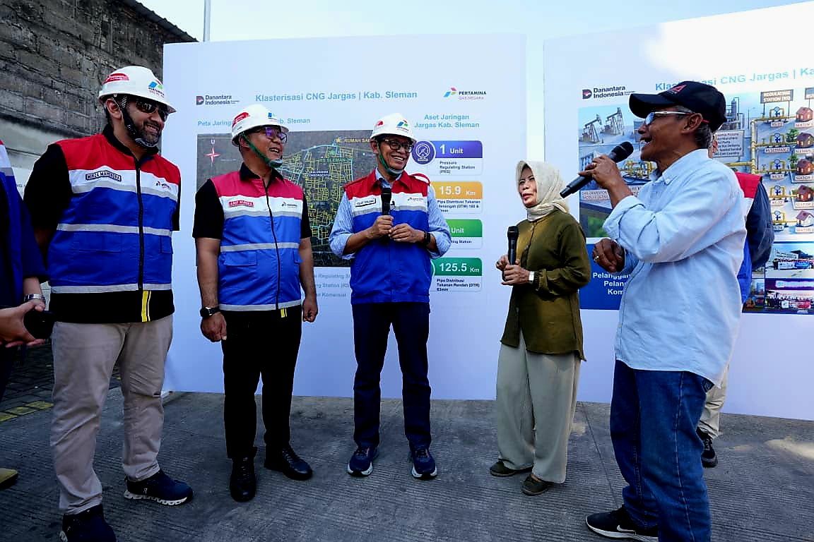 Wakil Menteri ESDM Yuliot Tanjung (tengah) didampingi Direktur Utama PGN Arief K. Risdianto dan Direktur Strategi dan Pengembangan Bisnis PGN Mirza Mahendra, berinteraksi dengan pelanggan jargas CNG di Sleman, Yogyakarta