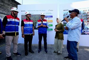 Wakil Menteri ESDM Yuliot Tanjung (tengah) didampingi Direktur Utama PGN Arief K. Risdianto dan Direktur Strategi dan Pengembangan Bisnis PGN Mirza Mahendra, berinteraksi dengan pelanggan jargas CNG di Sleman, Yogyakarta