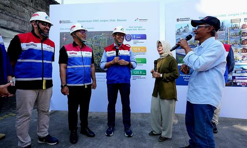 Wakil Menteri ESDM Yuliot Tanjung (tengah) didampingi Direktur Utama PGN Arief K. Risdianto dan Direktur Strategi dan Pengembangan Bisnis PGN Mirza Mahendra, berinteraksi dengan pelanggan jargas CNG di Sleman, Yogyakarta