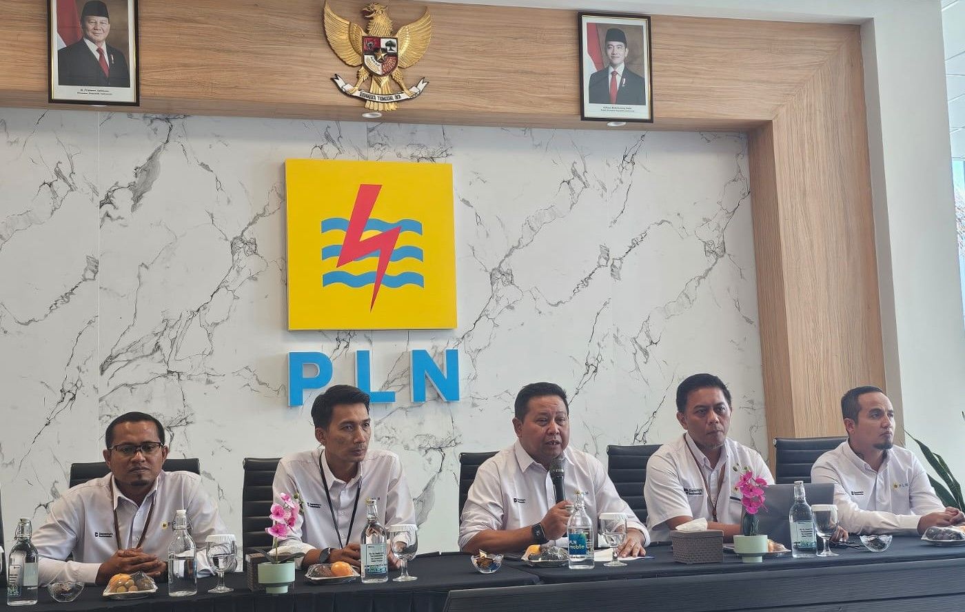 General Manager PT PLN UIP KLT, Dewanto (tengah), dalam temu media di Balikpapan, Senin (22/6/2026).