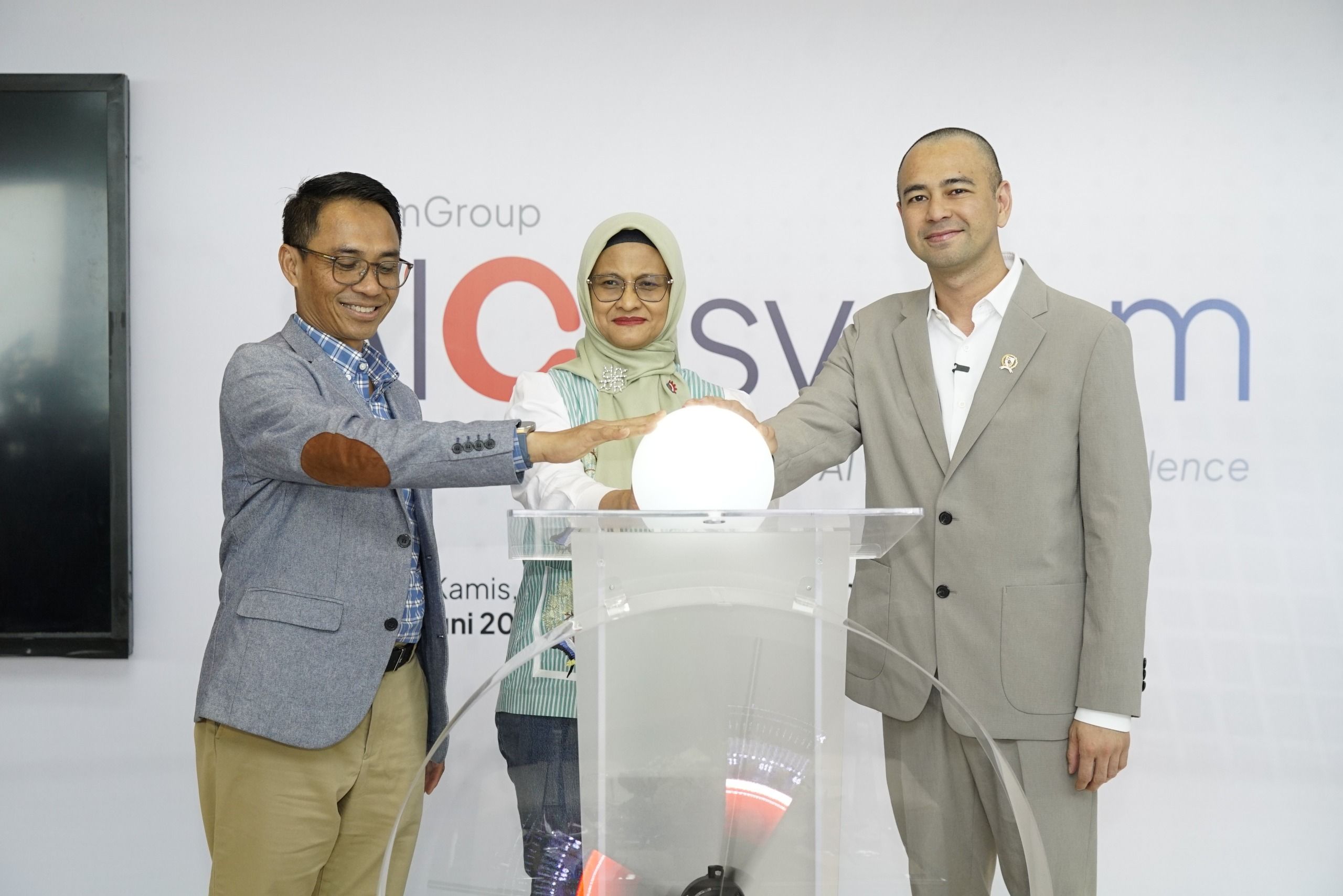 Telkom resmi menghadirkan AIcosystem. Diluncurkan langsung oleh UKP Muda Seni Raffi Ahmad (kanan), Direktur Utama Telkom Dian Siswarini (tengah) dan Direktur IT Digital Telkom Faizal Rochmad Djoemadi (kiri) di Jakarta