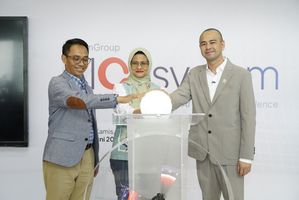 Telkom resmi menghadirkan AIcosystem. Diluncurkan langsung oleh UKP Muda Seni Raffi Ahmad (kanan), Direktur Utama Telkom Dian Siswarini (tengah) dan Direktur IT Digital Telkom Faizal Rochmad Djoemadi (kiri) di Jakarta