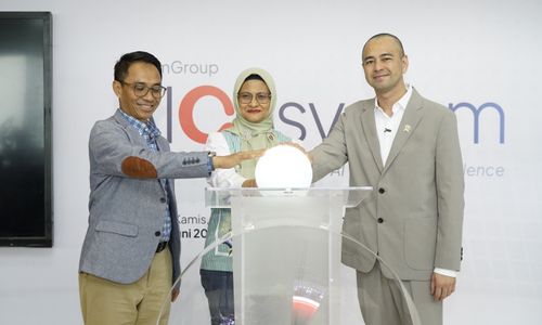 Telkom resmi menghadirkan AIcosystem. Diluncurkan langsung oleh UKP Muda Seni Raffi Ahmad (kanan), Direktur Utama Telkom Dian Siswarini (tengah) dan Direktur IT Digital Telkom Faizal Rochmad Djoemadi (kiri) di Jakarta