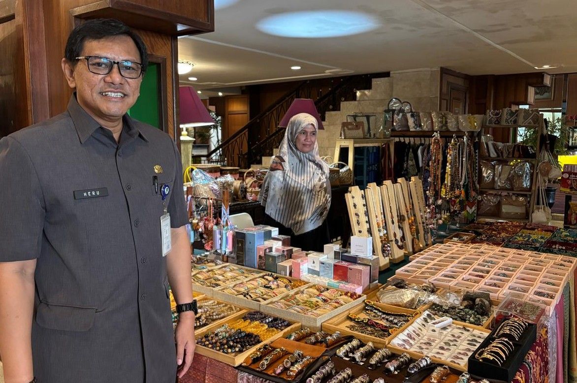 Kepala Dinas Koperasi, UKM, dan Perindustrian Kota Balikpapan, Heruressandy kunjungi UMKM yang buka stand di salah satu hotel Kota Balikpapan pada Kamis, 26 Juni 2026