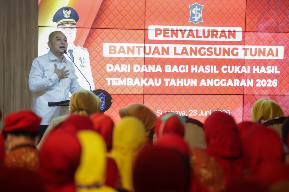 Wali Kota Surabaya bersama jajaran Pemerintah Kota Surabaya, perwakilan industri hasil tembakau, dan para penerima Bantuan Langsung Tunai (BLT) Dana Bagi Hasil Cukai Hasil Tembakau (DBHCHT) Kota Surabaya berfoto bersama usai kegiatan penyaluran bantuan Tahun Anggaran 2026.