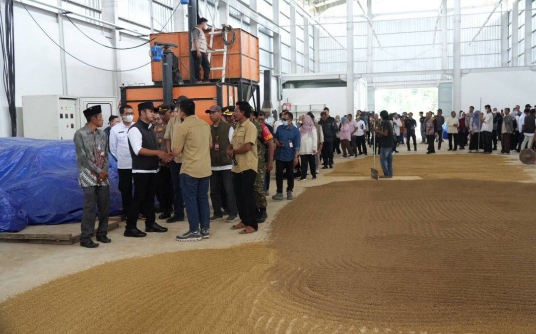Gubernur Kaltim Rudy Mas'ud meresmikan pabrik pakan ternak di Kutai Kartanegara.