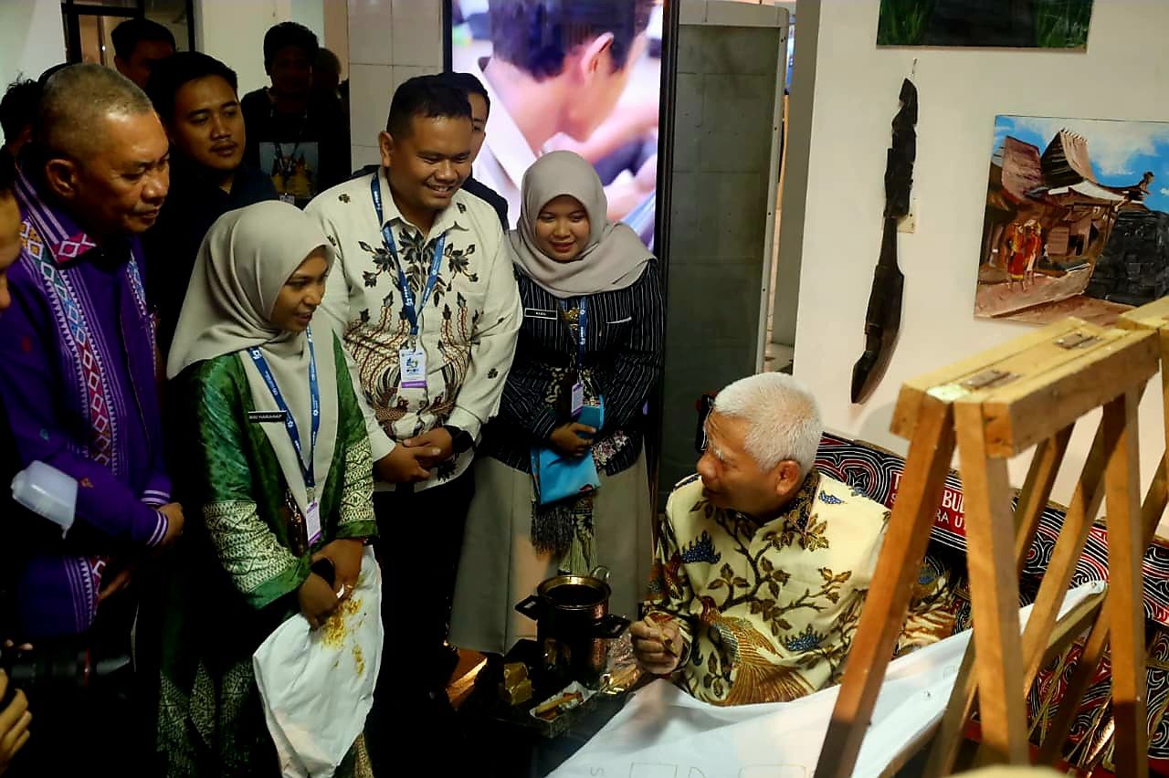 Wakil Gubernur Sumut Surya membatik di stand UPTD Taman Budaya Sumut di PRSU 2026