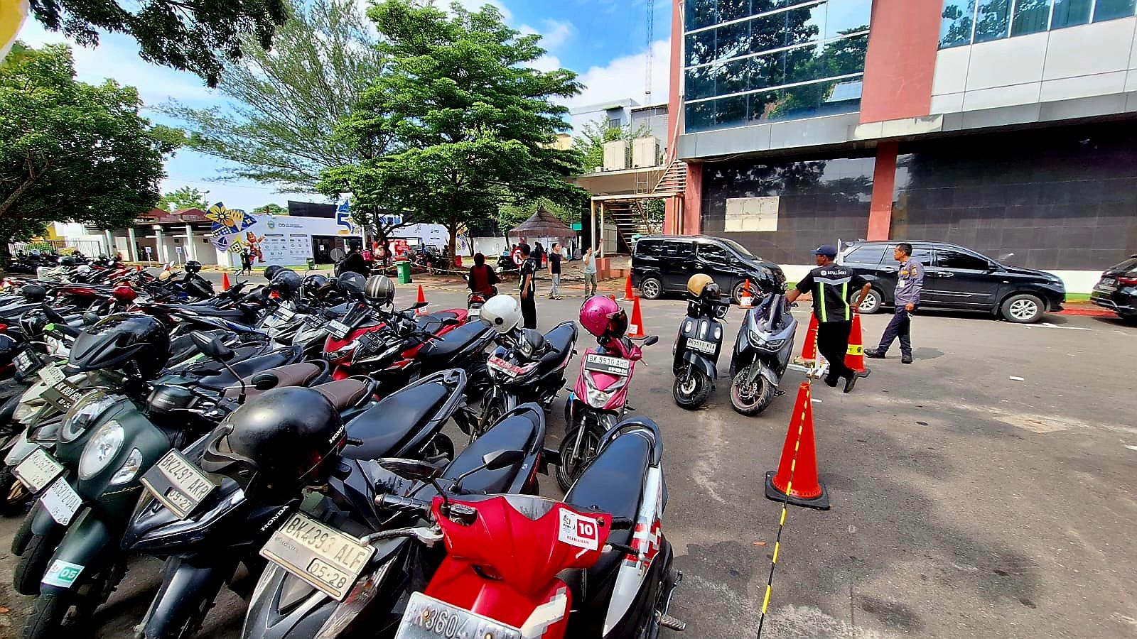 Areal parkir di depan pintu masuk PRSU 2026