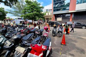 Areal parkir di depan pintu masuk PRSU 2026
