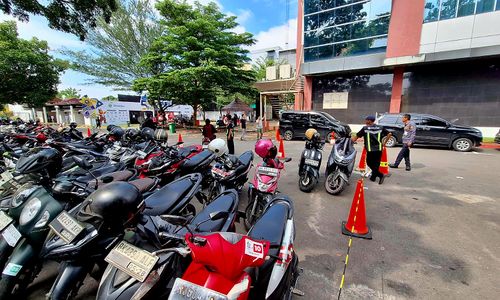 Areal parkir di depan pintu masuk PRSU 2026