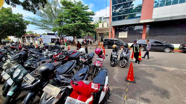Areal parkir di depan pintu masuk PRSU 2026